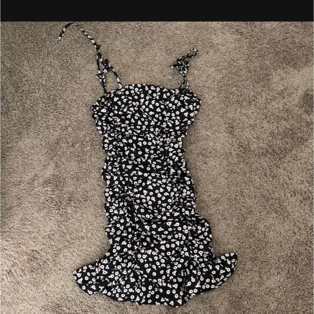 Black white floral dress ruched dress.